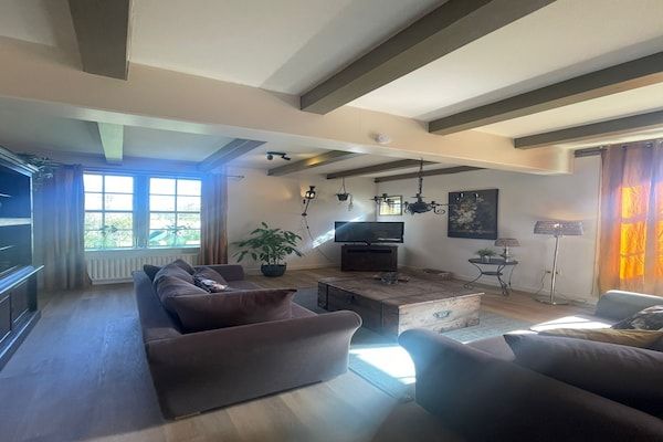 Woonkamer - Verblijf bij Oranjezon Duinen in Vrouwenpolder (4)