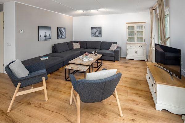 Woonkamer - Villa in Banjaard bij Noordzeestrand in Kamperland (1)