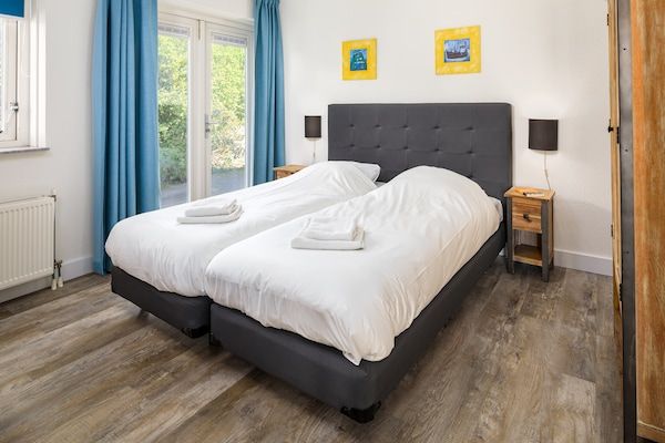 Slaapkamer - Villa in Hellevoetsluis bij Noordzeestrand in Hellevoetsluis (4)