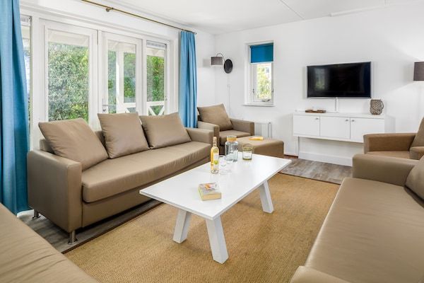 Woonkamer - Villa in Hellevoetsluis bij Noordzeestrand in Hellevoetsluis (2)