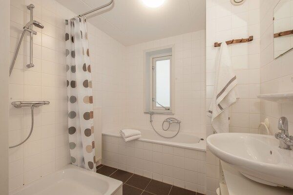Badkamer - Villa in Hellevoetsluis bij Noordzeestrand in Hellevoetsluis (4)