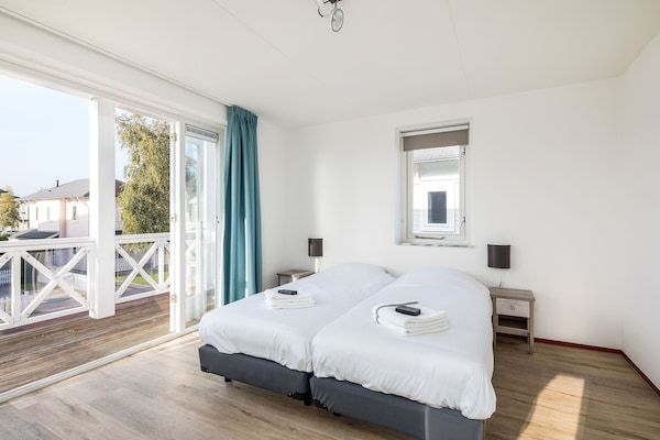 Slaapkamer - Villa bij de Haven met Sauna in Hellevoetsluis (2)