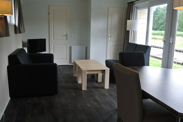 Woonkamer - Gezellig chalet met sloep in Giethoorn in Giethoorn (2)