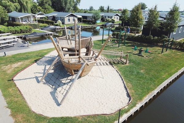 Park - Gezellig chalet met sloep in Giethoorn in Giethoorn (5)