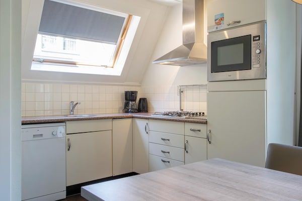 Keuken - Bungalow bij Breda & Biesbosch Park in Oosterhout (3)