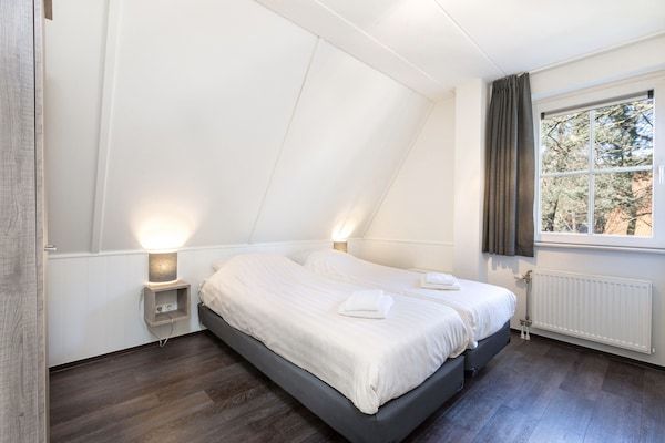 Slaapkamer - Bungalow bij Breda & De Biesbosch in Oosterhout (4)