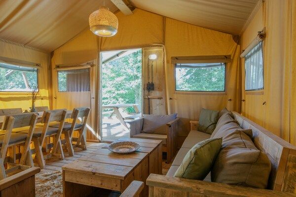 Woonkamer - Safaritent op vakantiepark in Arcen (2)