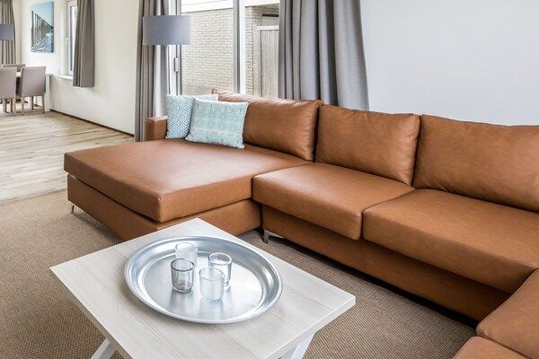 Woonkamer - Villa bij Zeeland Strand in Vakantiepark in Scharendijke (5)