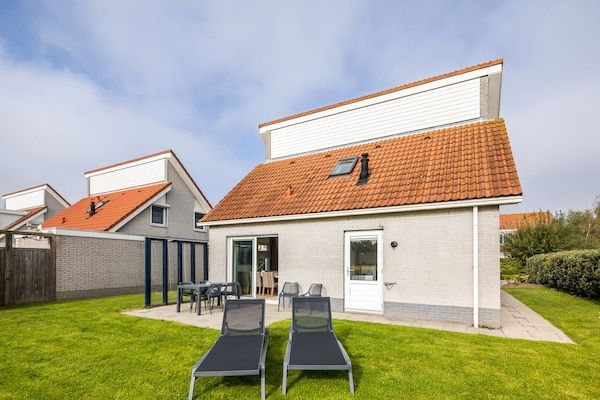Buitenkant - Villa bij Zeeland Strand in Vakantiepark in Scharendijke (3)