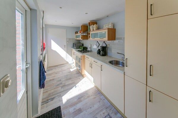 Keuken - Comfortabel vakantiehuis vlakbij de zee in Noordwijkerhout (4)