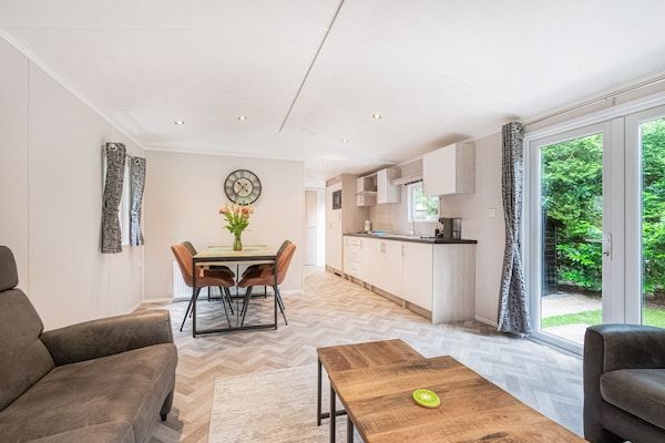 Eetkamer - chalet in het bos met zwembad in Vledder (3)