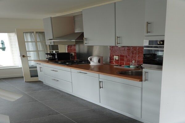 Keuken - Vakantiehuis bij Oosteruine Meer & Noordzee in Noordwijkerhout (4)