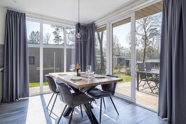Eetkamer - Luxe verblijf nabij Veluwepark in Hoenderloo (3)