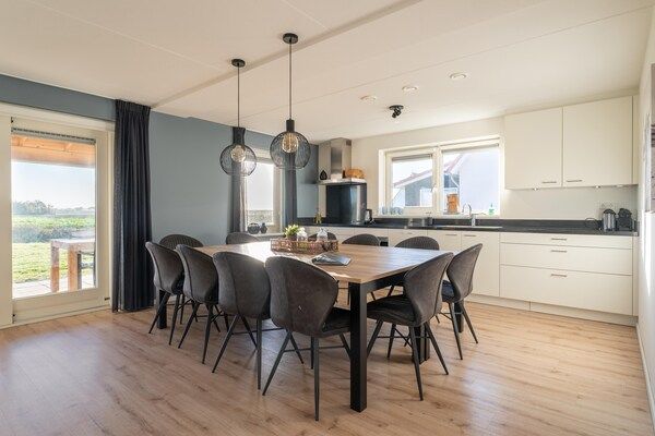 Eetkamer - Vrijstaande villa met tuin, uitzicht en privacy in Scherpenisse (3)