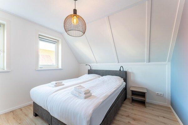 Slaapkamer - Vrijstaande villa met tuin, uitzicht en privacy in Scherpenisse (5)