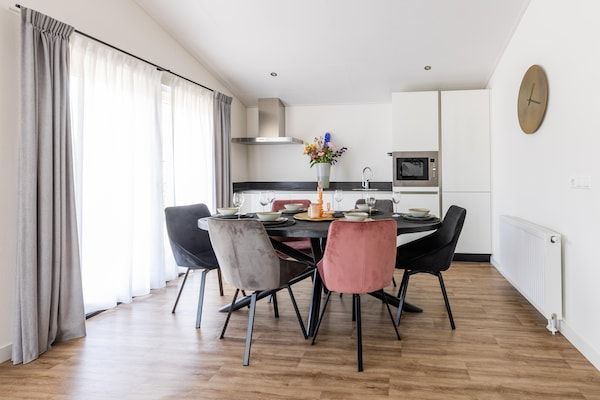 Eetkamer - Chalet in Nederland bij Vijver in Veldhoven (3)