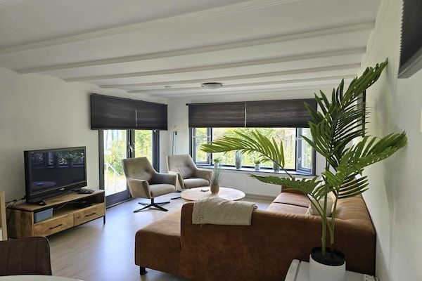 Woonkamer - Thuis in het dansende bos in Garderen (2)