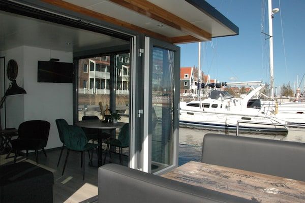 Terras - Boot in Volendam bij Museum in Volendam (1)