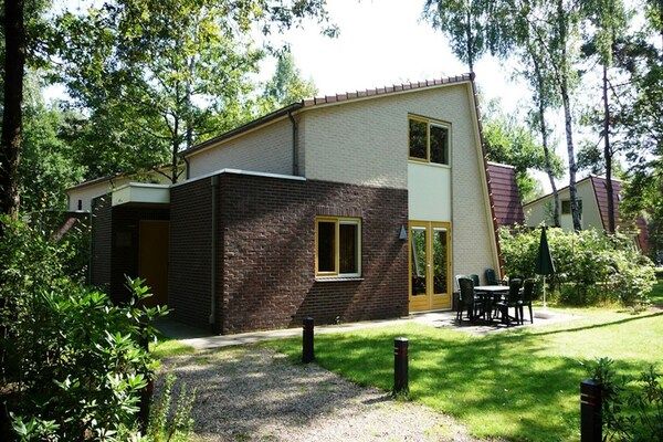 Buitenkant - Moderne Villa Nabij Veluwe in Hoenderloo (2)
