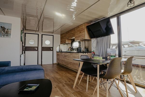 Eetkamer - Woonboot bij de haven met uitzicht in Uitgeest (3)