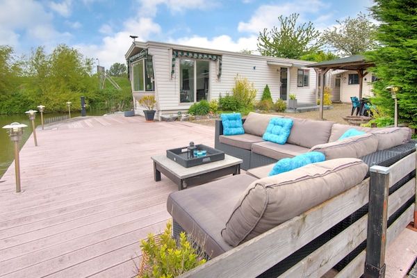 Terras - Watervilla bij Volkerak Ooltgensplaat in Ooltgensplaat (1)