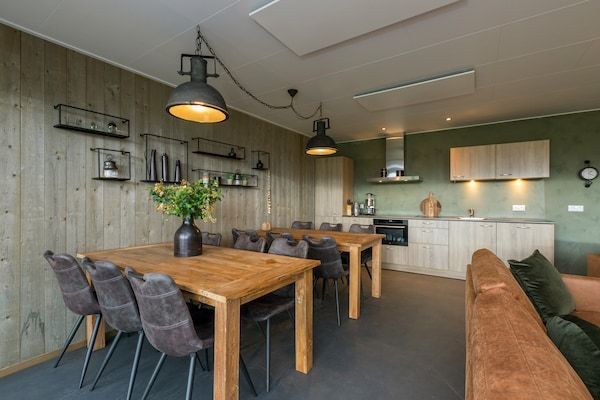 Woonkamer - Vakantiehuis in Schorre bij Strand & Duinen in Vrouwenpolder (4)
