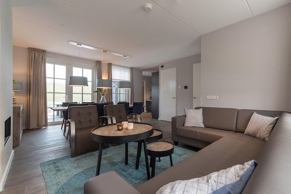 Woonkamer - Vakantiehuis Colijnsplaat bij Strand in Colijnsplaat (4)