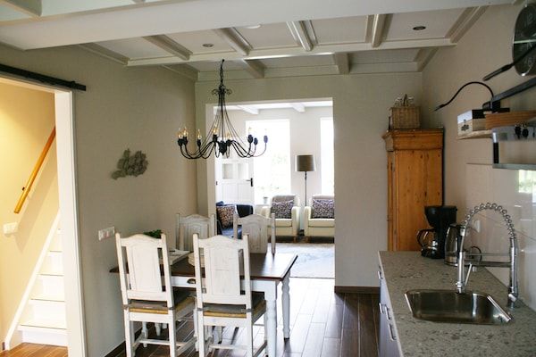 Eetkamer - Vakantiehuis Paesens bij Waddenzee in Paesens (5)