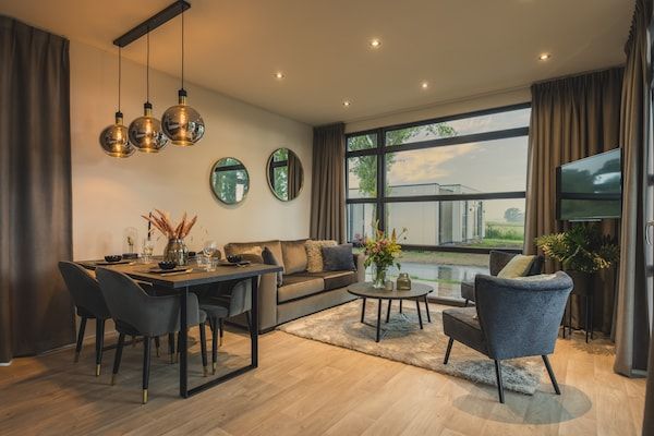Woonkamer - Vakantiehuis in Nederland met Uitzicht op Water in Maurik (2)