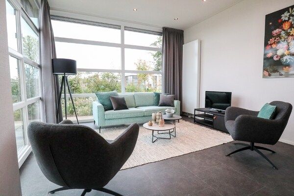 Woonkamer - Modern chalet met combimagnetron, nabij de Ijssel in Olburgen (2)