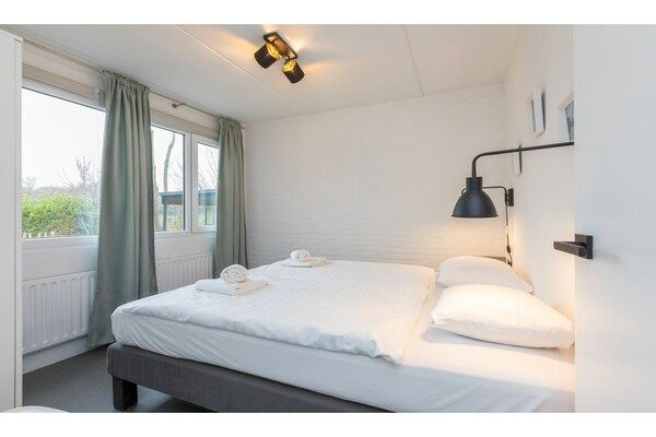 Slaapkamer - Comfortabel vakantiehuis vlakbij het strand in Nieuwvlietbad (3)