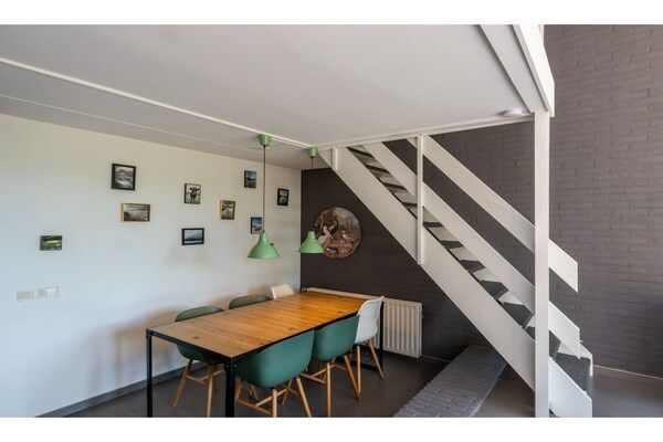 Woonkamer - Comfortabel vakantiehuis vlakbij het strand in Nieuwvlietbad (5)