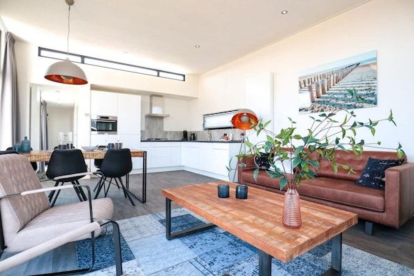 Woonkamer - Modern vakantiehuis in Nieuwvliet met tuin in Nieuwvliet (3)