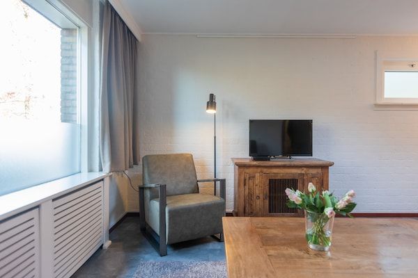 Woonkamer - Romantische bungalow in Mook in Mook (5)