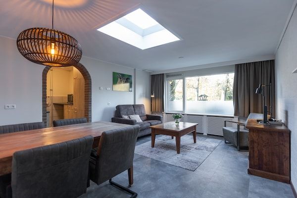 Woonkamer - Romantische bungalow in Mook in Mook (4)