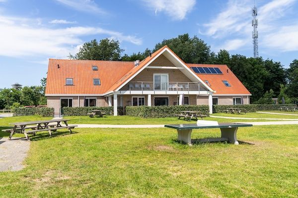 Buitenkant - Groepsappartement Ameland bij De Vleijen in Nes (1)