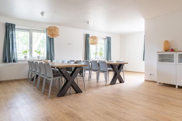 Eetkamer - Groepsappartement Ameland bij De Vleijen in Nes (4)