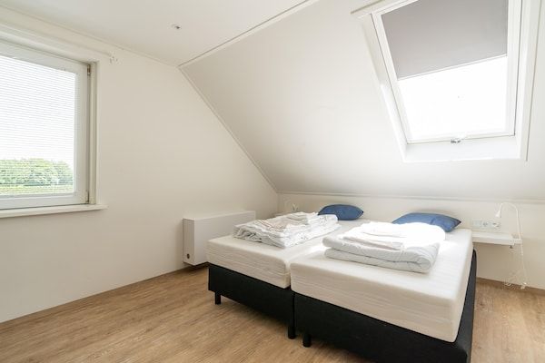 Slaapkamer - Groepsappartement Ameland bij De Vleijen in Nes (2)