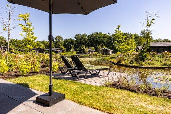 Terras - Chalet bij Vijver in Vakantiepark in Veldhoven (4)