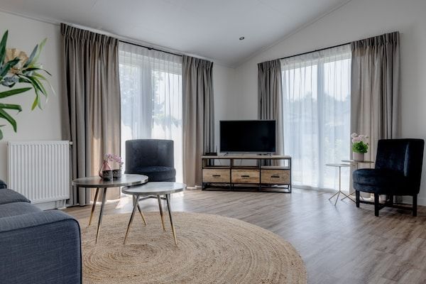 Woonkamer - Chalet aan vijver in Eindhoven Vakantiepark in Veldhoven (1)