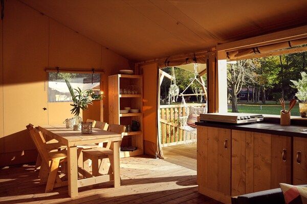 Woonkamer - Glamping Tent in Nederland met BBQ in Zeewolde (2)