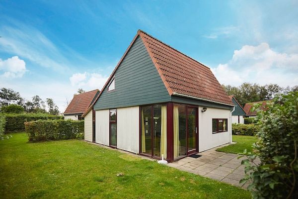 Buitenkant - Vakantiehuis in Zeeland bij Meer & Sauna in Heinkenszand (1)