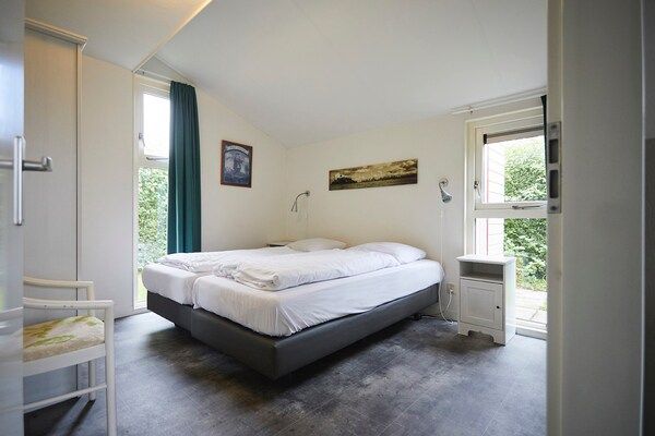 Slaapkamer - Vakantiehuis in Zeeland bij Meer & Sauna in Heinkenszand (2)