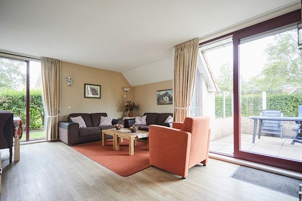 Woonkamer - Vakantiehuis in Zeeland met ruime tuin in Heinkenszand (2)