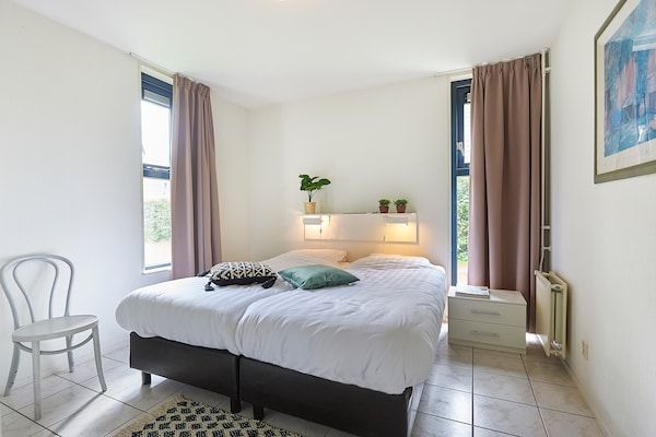 Slaapkamer - Vakantiehuis in Zeeland met ruime tuin in Heinkenszand (1)