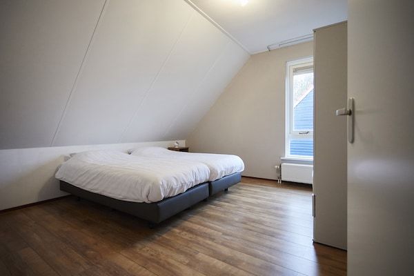 Slaapkamer - Groepsaccommodatie in Zeeland met tuin in Heinkenszand (4)