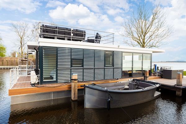 Buitenkant - Woonboot op en rond het Sneekermeer in Offingawier (1)