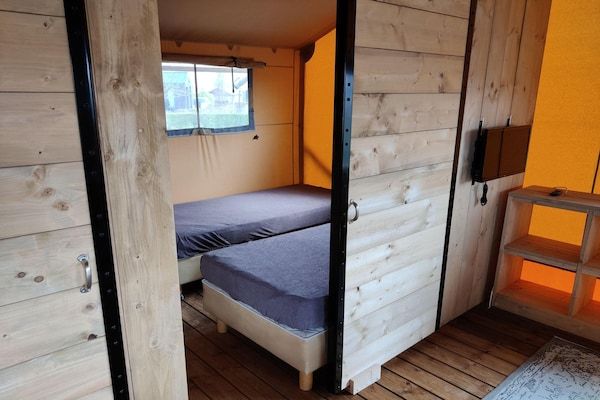 Slaapkamer - Forest-Edge Glamping Tent in Bant (4)