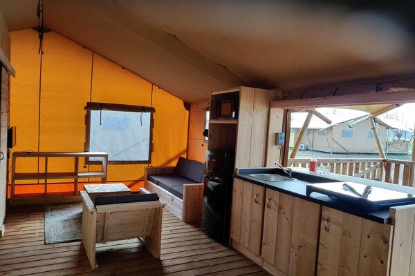 Keuken - Forest-Edge Glamping Tent in Bant (3)