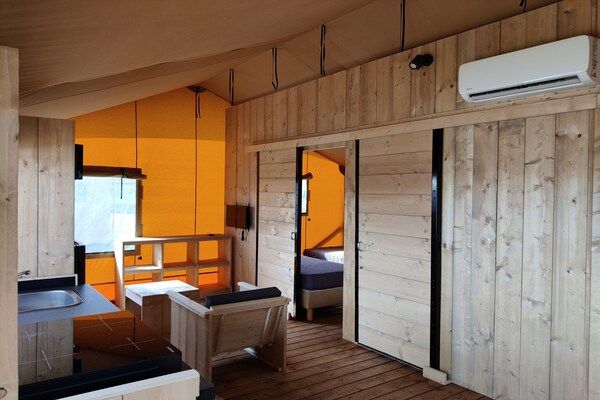 Woonkamer - Flevoland Glamping Escape in Bant (2)